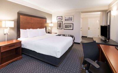 La Quinta Inn & Suites by Wyndham San Antonio Riverwalk