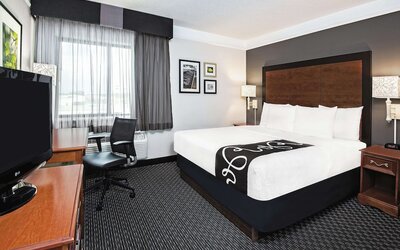 La Quinta Inn & Suites by Wyndham San Antonio Riverwalk