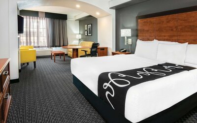 La Quinta Inn & Suites by Wyndham San Antonio Riverwalk