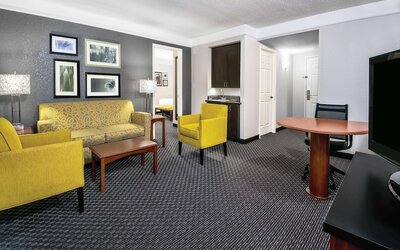 La Quinta Inn & Suites by Wyndham San Antonio Riverwalk