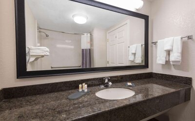 La Quinta Inn & Suites by Wyndham San Antonio Riverwalk