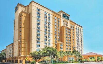 La Quinta Inn & Suites by Wyndham San Antonio Riverwalk