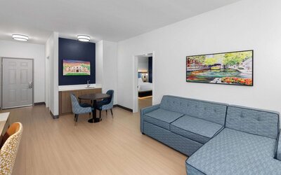 La Quinta Inn & Suites by Wyndham San Antonio Northwest