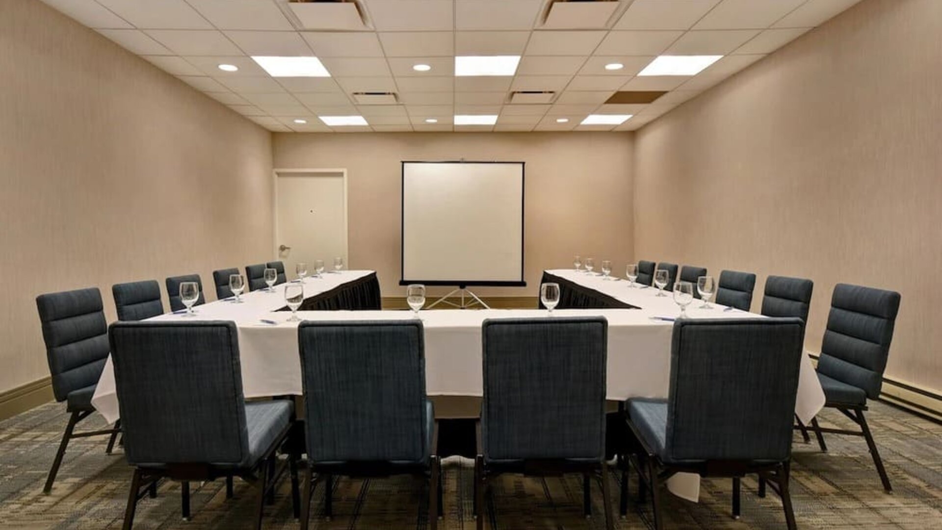 Professional meeting room at Four Points By Sheraton Boston-Newton.