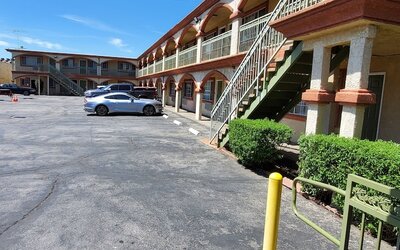 Delmonico Inn & Suites