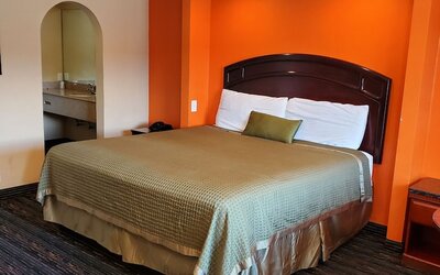 Delmonico Inn & Suites