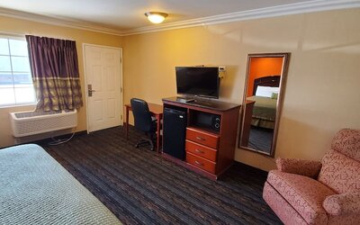 Delmonico Inn & Suites