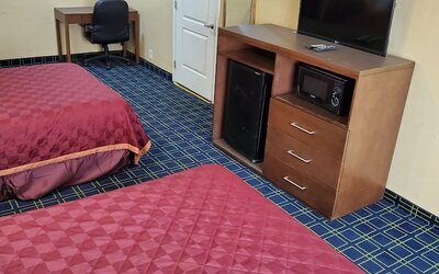 Delmonico Inn & Suites