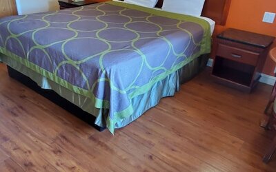 Delmonico Inn & Suites