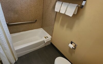 Delmonico Inn & Suites