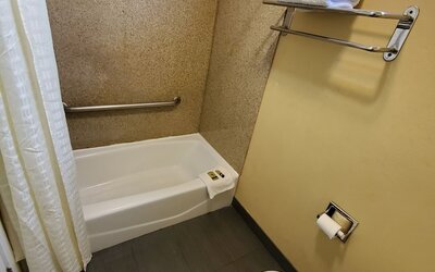 Delmonico Inn & Suites
