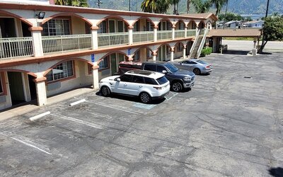 Delmonico Inn & Suites