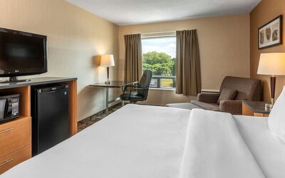 Day use room with natural light at Comfort Inn Sherbrooke.