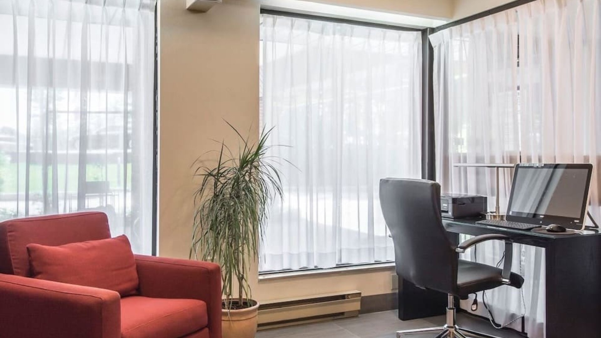 Business center at Comfort Inn Sherbrooke.