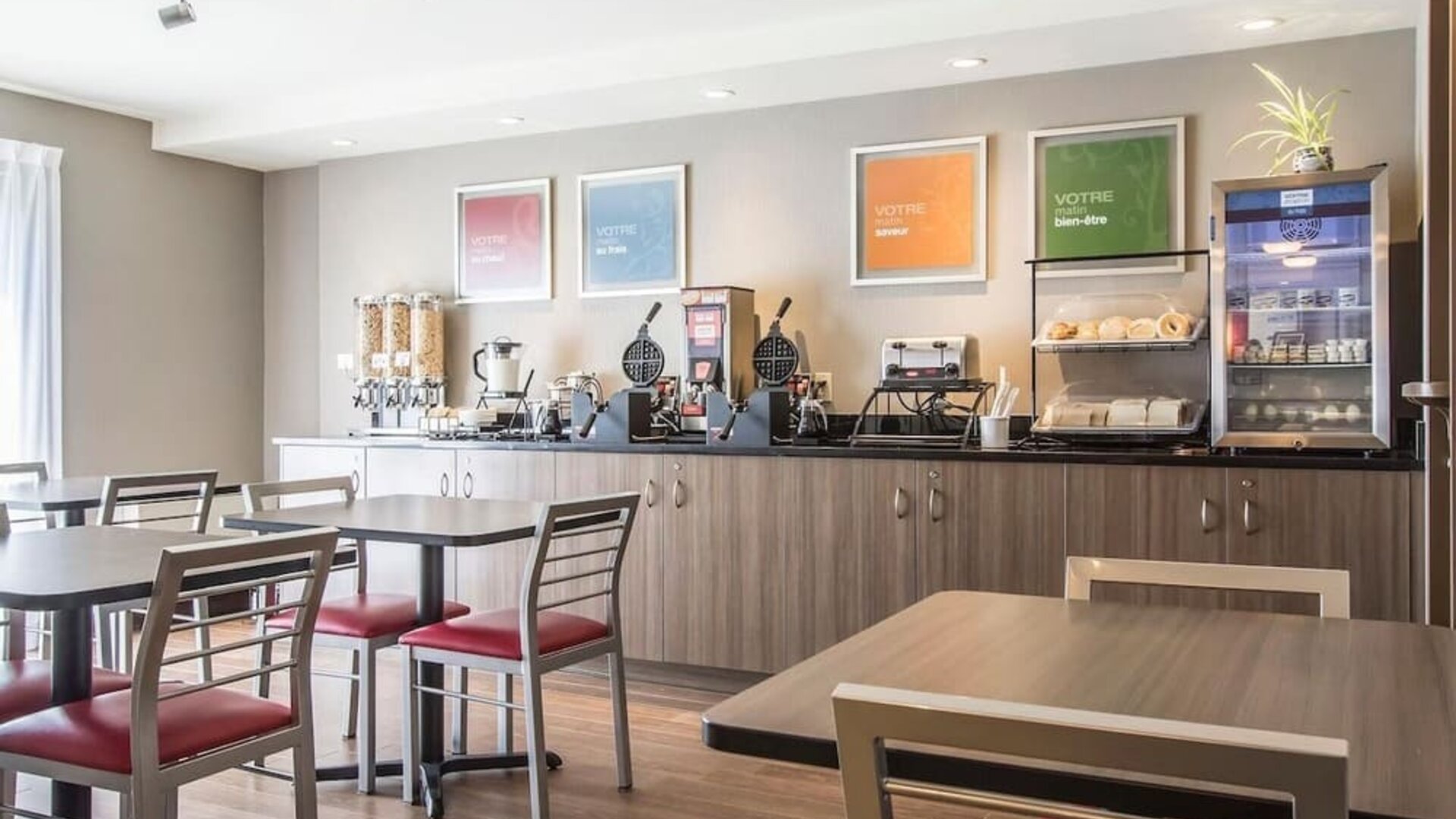 Dining area at Comfort Inn Sherbrooke.