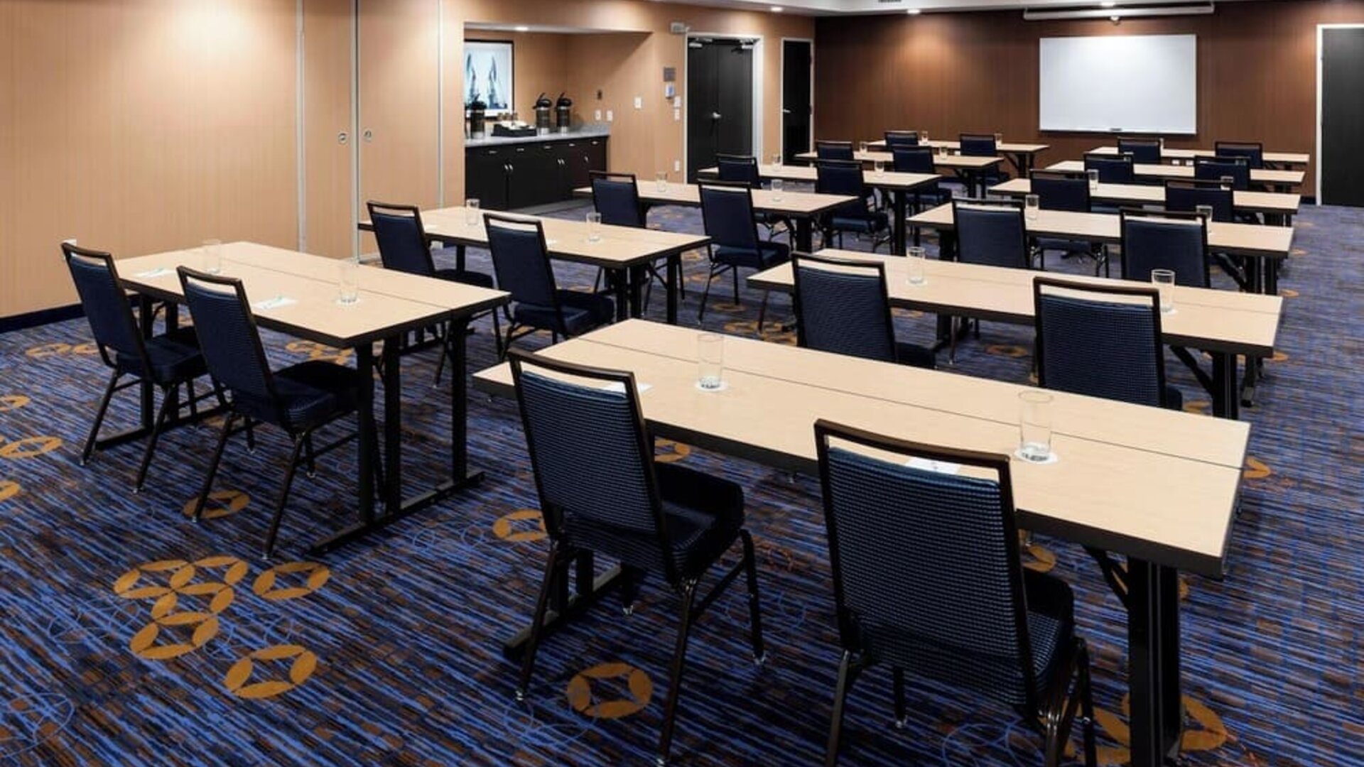 Professional meeting room at Courtyard By Marriott Houston North/ Shenandoah.