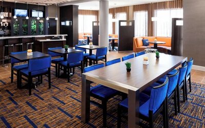Dining room at Courtyard By Marriott Houston North/ Shenandoah.