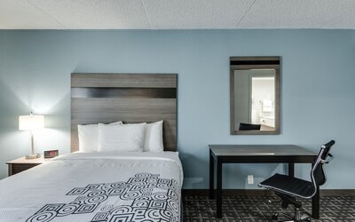 Days Inn & Suites by Wyndham Spokane