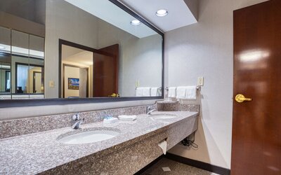 Drury Inn & Suites St. Louis Fairview Heights