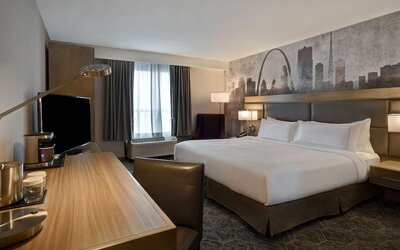 DoubleTree by Hilton St. Louis Airport