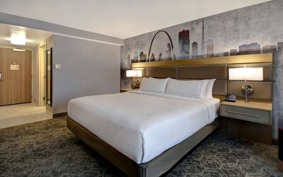 DoubleTree by Hilton St. Louis Airport