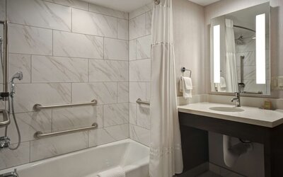 DoubleTree by Hilton St. Louis Airport