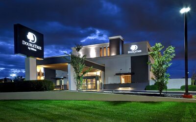 DoubleTree by Hilton St. Louis Airport