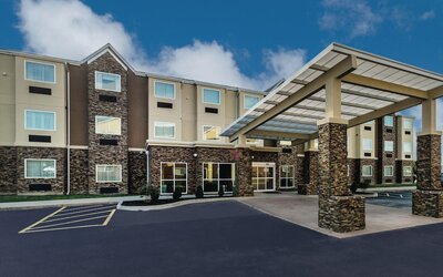La Quinta Inn & Suites by Wyndham Collinsville - St. Louis