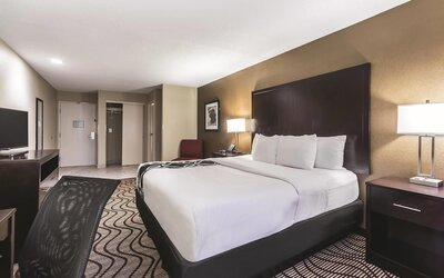La Quinta Inn & Suites by Wyndham Collinsville - St. Louis