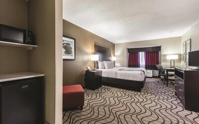 La Quinta Inn & Suites by Wyndham Collinsville - St. Louis