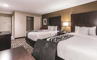 La Quinta Inn & Suites by Wyndham Collinsville - St. Louis