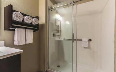 La Quinta Inn & Suites by Wyndham Collinsville - St. Louis