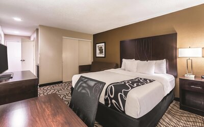 La Quinta Inn & Suites by Wyndham Collinsville - St. Louis
