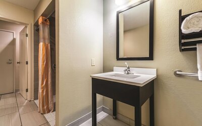 La Quinta Inn & Suites by Wyndham Collinsville - St. Louis