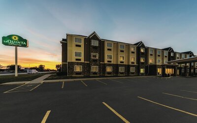 La Quinta Inn & Suites by Wyndham Collinsville - St. Louis