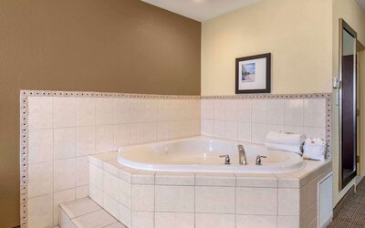 Comfort Inn & Suites Northeast - Gateway
