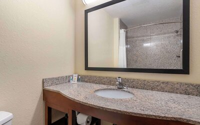 Comfort Inn & Suites Northeast - Gateway