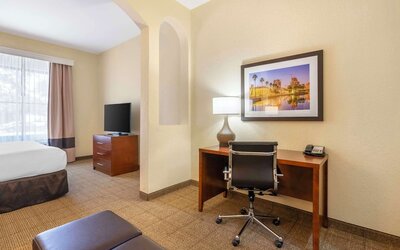 Comfort Inn & Suites Northeast - Gateway