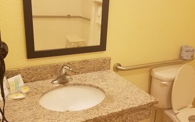 Comfort Inn & Suites Northeast - Gateway