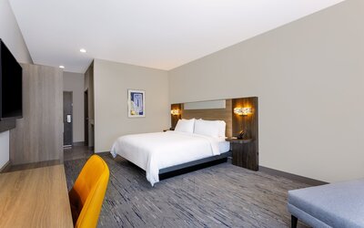 Holiday Inn Express & Suites Tampa Stadium – Airport Area by IHG
