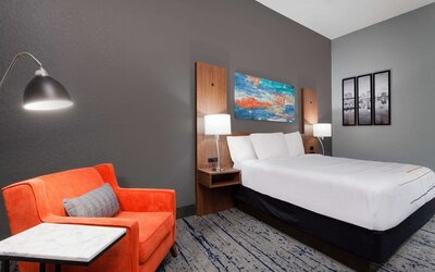 La Quinta Inn & Suites by Wyndham St. Petersburg Northeast