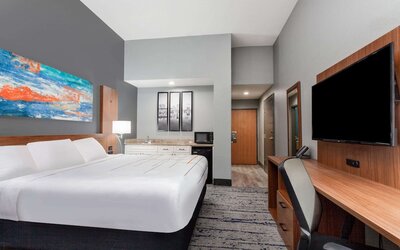 La Quinta Inn & Suites by Wyndham St. Petersburg Northeast