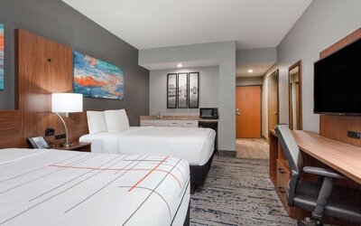 La Quinta Inn & Suites by Wyndham St. Petersburg Northeast