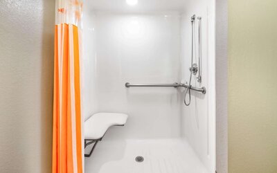 La Quinta Inn & Suites by Wyndham St. Petersburg Northeast