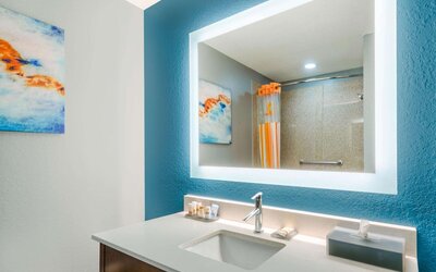 La Quinta Inn & Suites by Wyndham St. Petersburg Northeast