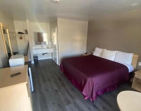 Day room with king bed at North Bay Inn.