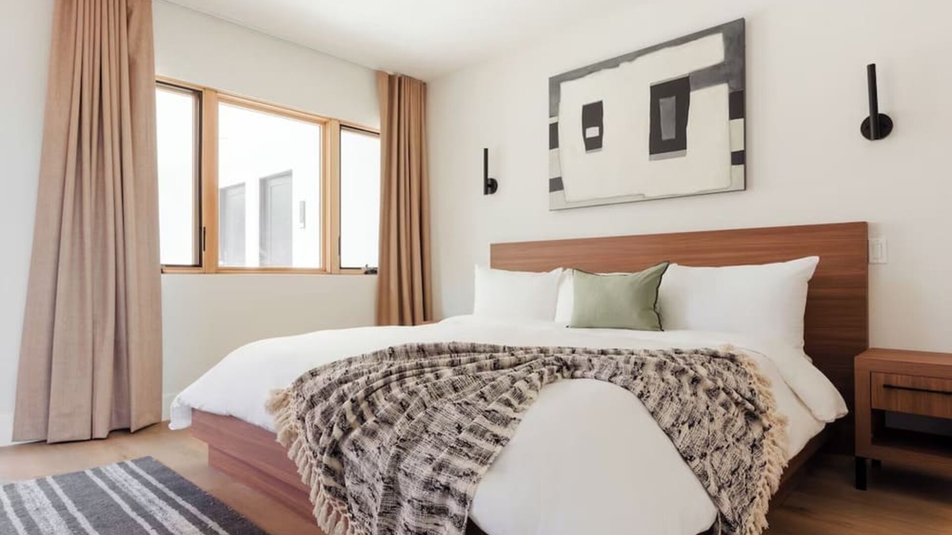 Romantic king room at Lum Hotel Inglewood.