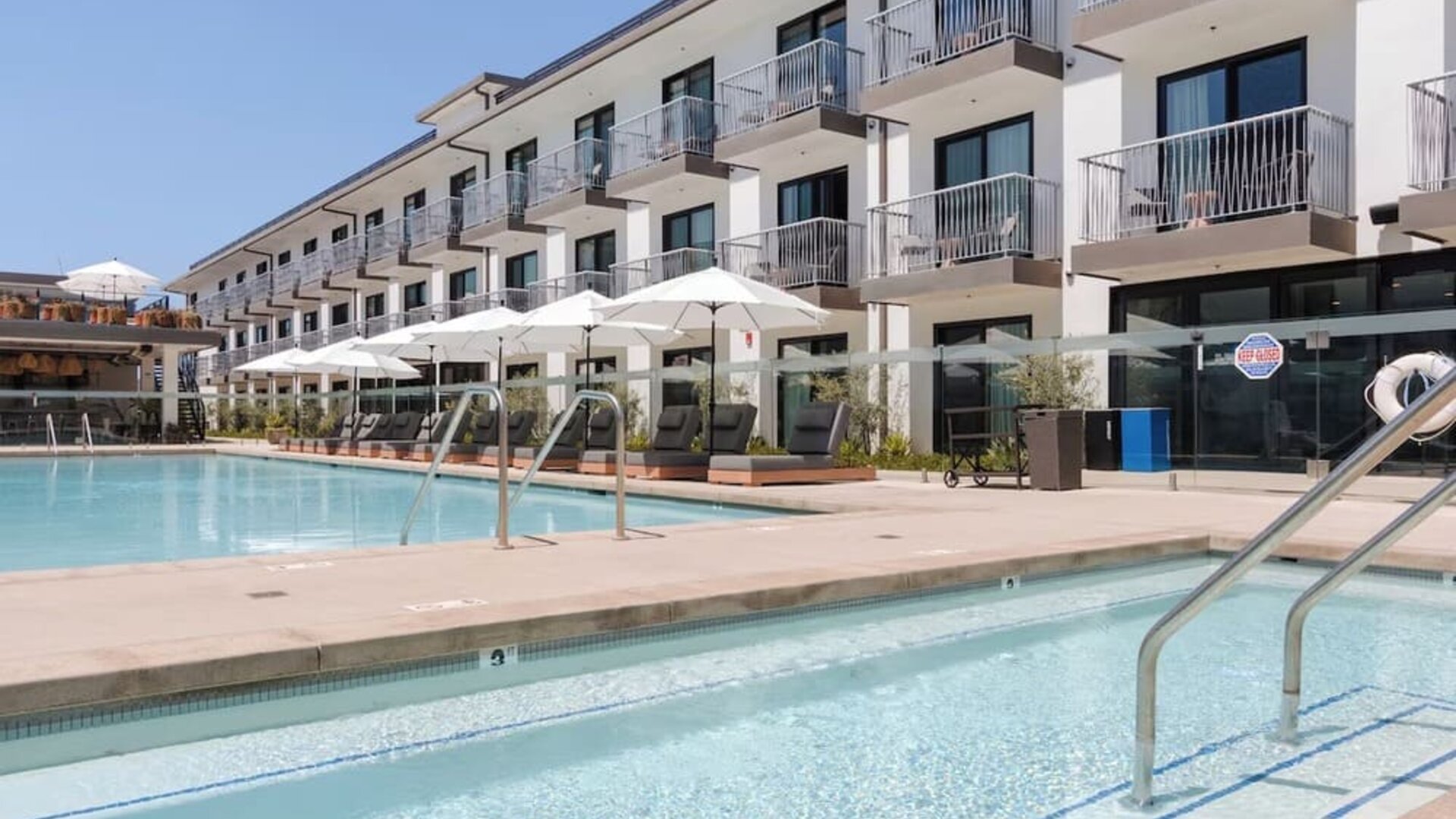 Luxurious swimming pool at Lum Hotel Inglewood.