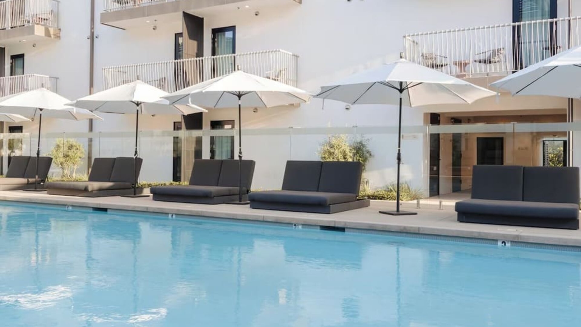 Beautiful outdoor pool at Lum Hotel Inglewood.