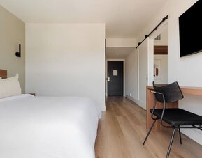 Clean and spacious king room at Lum Hotel Inglewood.